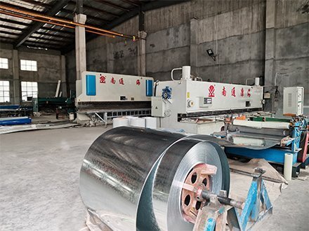 彩钢折弯件生产车间