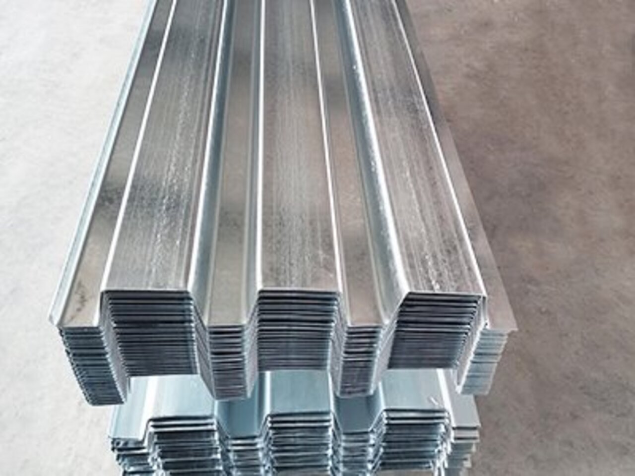 <b>YX75-200-600开口型楼承板</b>