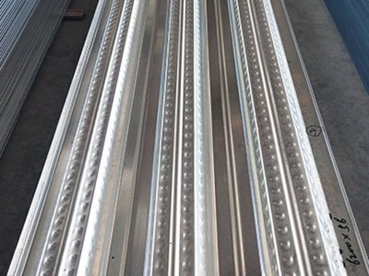 <b>YX76-305-915开口型楼承板</b>