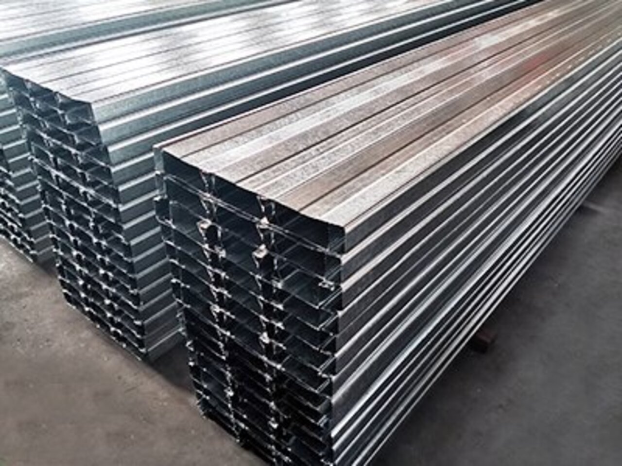 <b>YX65-220-660闭口型楼承板</b>