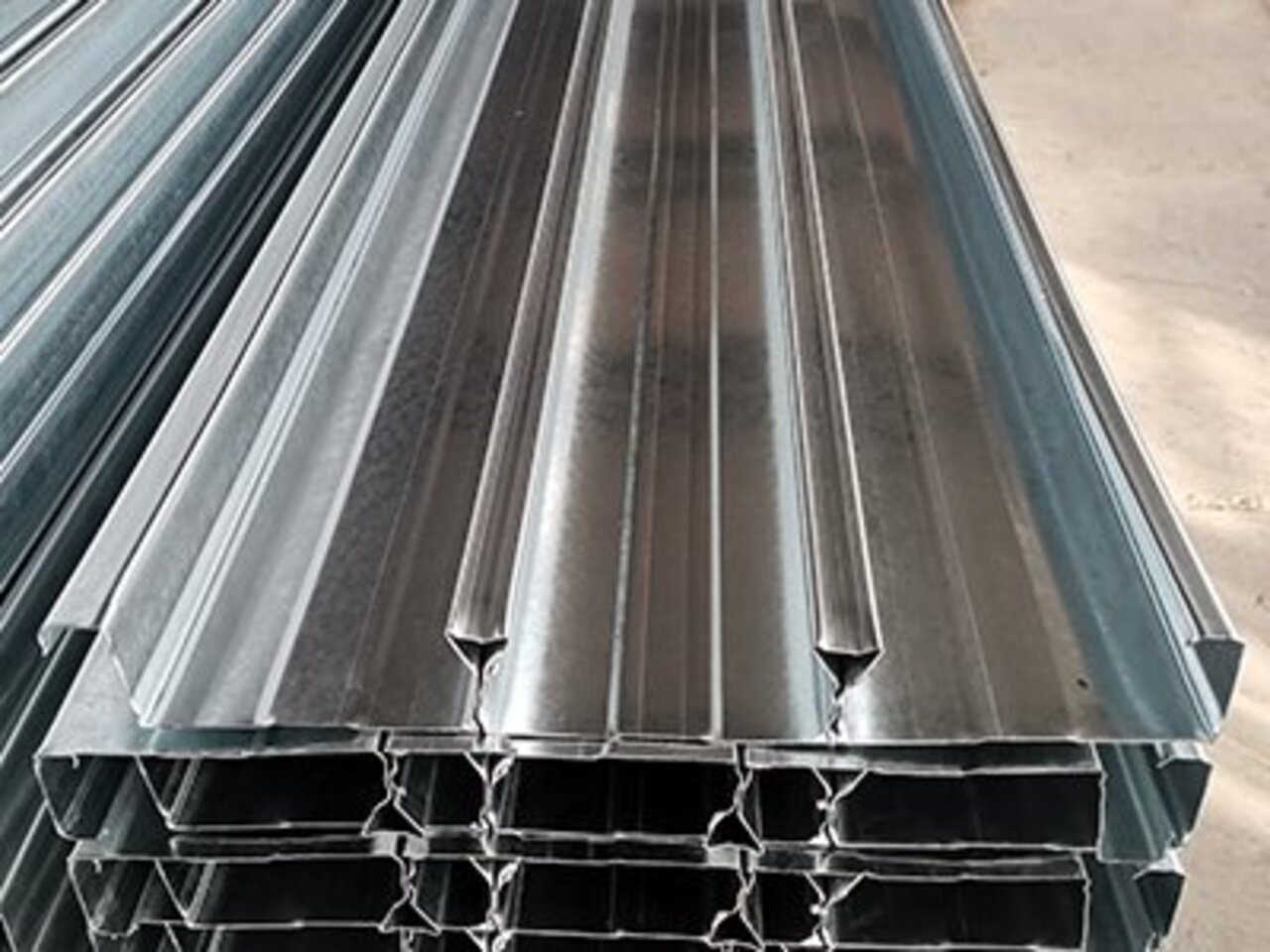 <b>YX65-240-720闭口型楼承板</b>