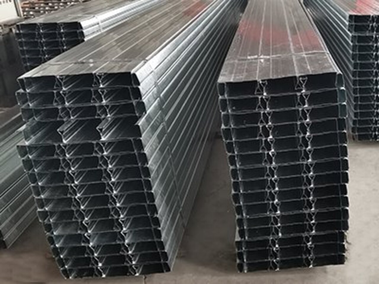 <b>YX65-185-555闭口型楼承板</b>