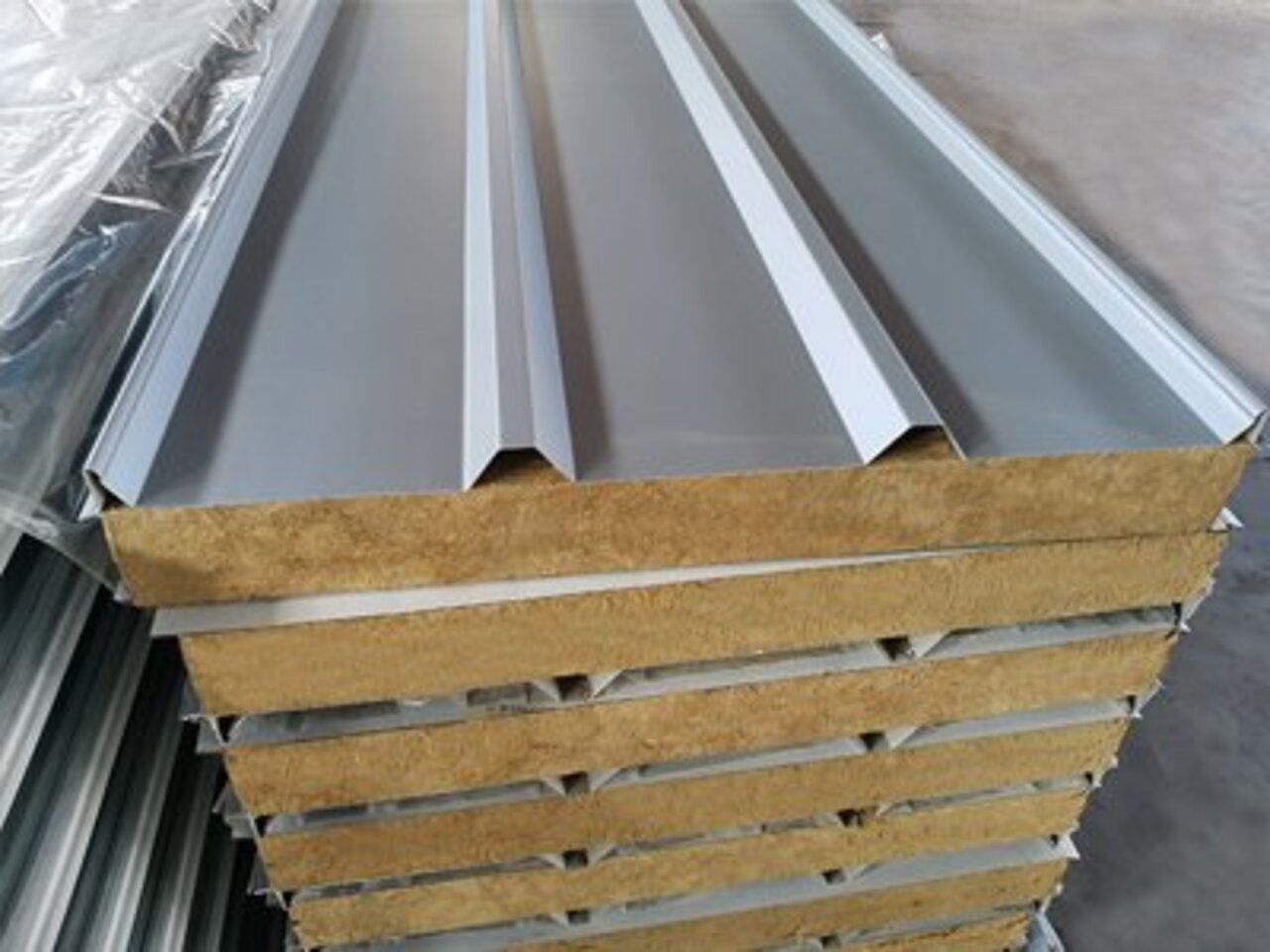 彩钢岩棉夹芯板（屋面板）