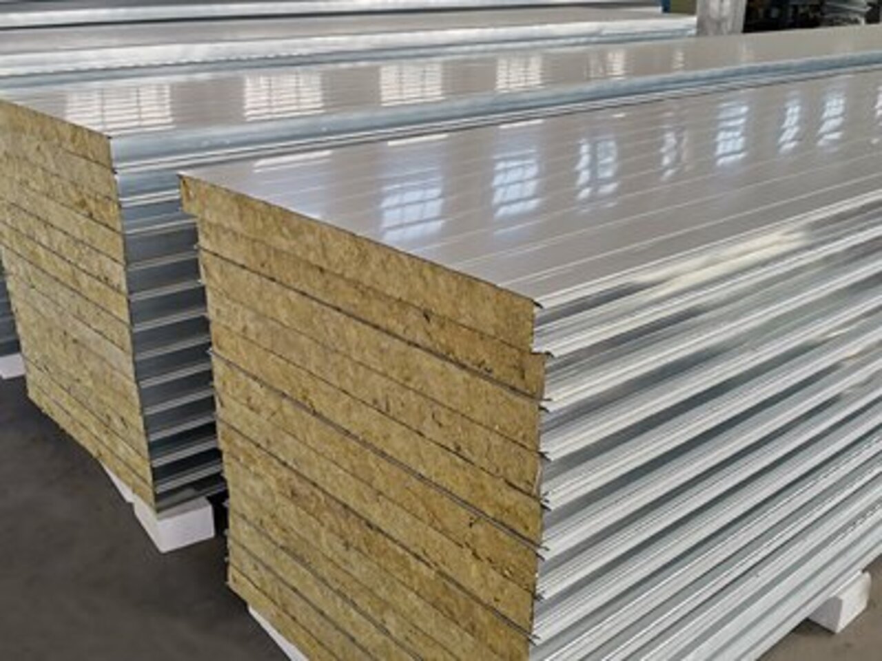 <b>彩钢岩棉夹芯板（墙面板）</b>