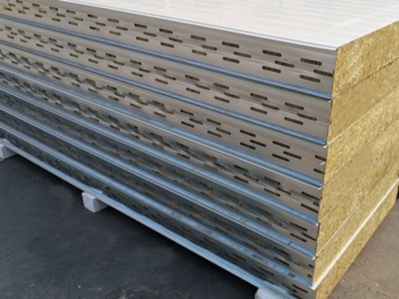 镀锌彩钢夹芯岩棉烘道板